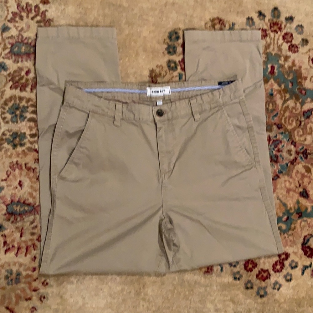 32x30 Men’s Crown & Ivy khaki Pants